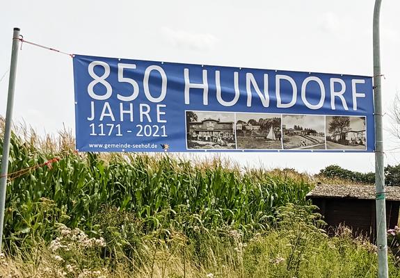 Wer von Schwerin nach Lübstorf oder auch umgekehrt unterwegs ist, saust schnell an Hundorf vorbei und schon ist das Dorf, heute ein Ortsteil der Gemeinde Seehof, nur noch im Rückspiegel zu erkennen.