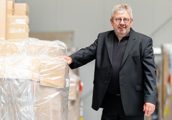 In der Halle herrscht Hochbetrieb: Technische Geräte und Möbel werden in die bereitstehenden Lkw ver-laden, Listen gewissenhaft abgehakt, Aufträge telefonisch abgestimmt.