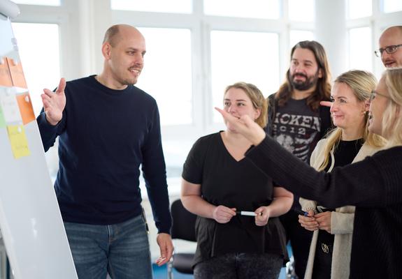 Der aktuelle Praxisanleiter-Kurs lehrt die richtigen Methoden für das Üben mit den Auszubildenden im Stationsalltag, Fotos: Oliver Borchert