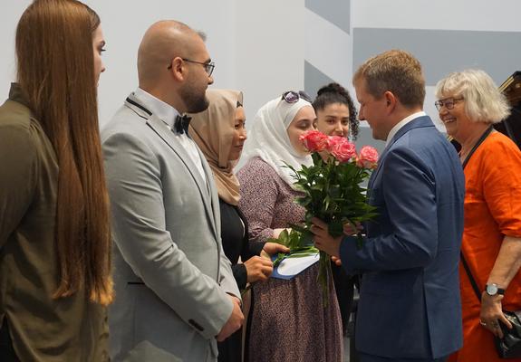 Am heutigen Montag (27. Juni) hat Oberbürgermeister Rico Badenschier 44 Absolventinnen und Absolventen der Volkshochschule ihre Bildungsabschlüsse der Berufsreife und Mittleren Reife überreicht.