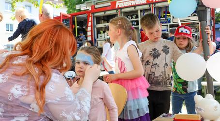 Das Wetter passte und die Kirschbäume auf dem weitläufigen Gelände der Kita Kirschblüte ließen ihre Blütenblätter leuchten – besser hätten die Bedingungen beim diesjährigen Fest der Einrichtung der Kita gGmbh nicht sein können.