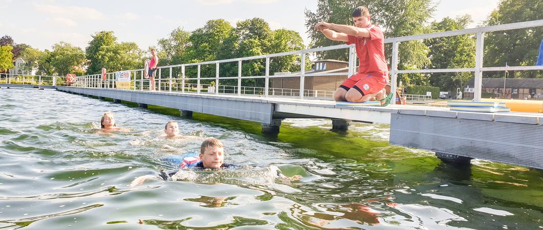 Mit den Temperaturen steigt auch die Badelust. Gerade in Schwerin, wo die vielen Seen an heißen Tagen locken, erfrischen sich Groß und Klein gerne im kühlen Nass.