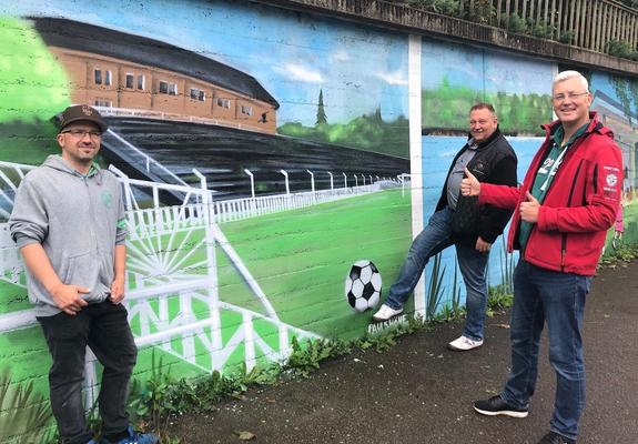 Das vor drei Jahren vom Ortsbeirat Ostorf-Gartenstadt initiierte und später teilweise zerstörte Graffiti mit historischen Motiven aus dem Ortsteil ist wieder in Ordnung gebracht worden.