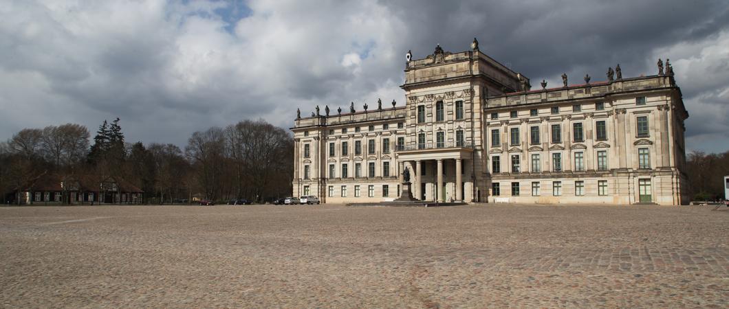 In einigen Tagen wird Matthias Becker vorm Schloss in Ludwigslust stehen und warten, egal, ob es regnet, stürmt oder schneit. Er und seine ehrenamtlichen Kollegen haben eine Mission: eine Fackel an die Kollegen der Mecklenburger Seenplatte übergeben.