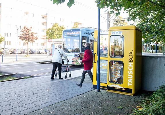 Der NVS hat seine Bücherbox an der Haltestelle Stauffenbergstraße aufgestellt