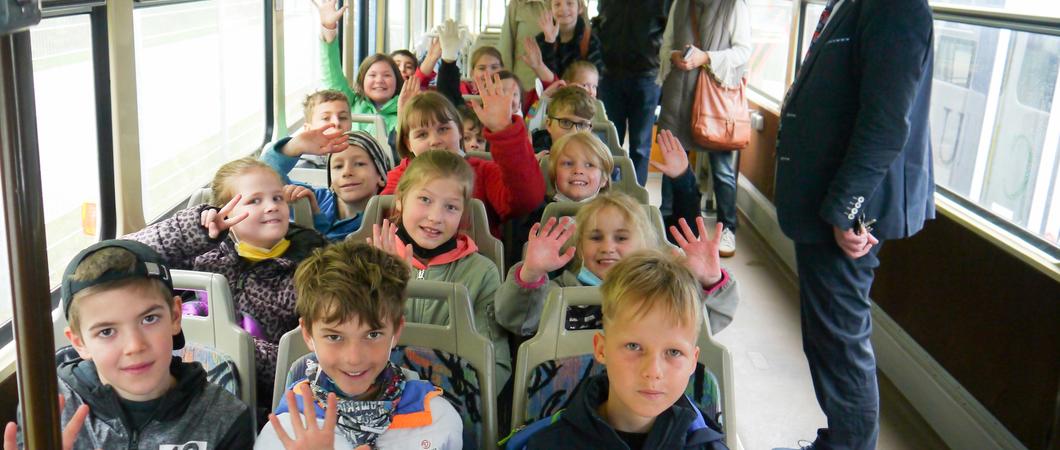 Einmal das Steuer einer Straßenbahn in die Hand zu nehmen, ist wohl der Traum vieler kleiner Entdecker.