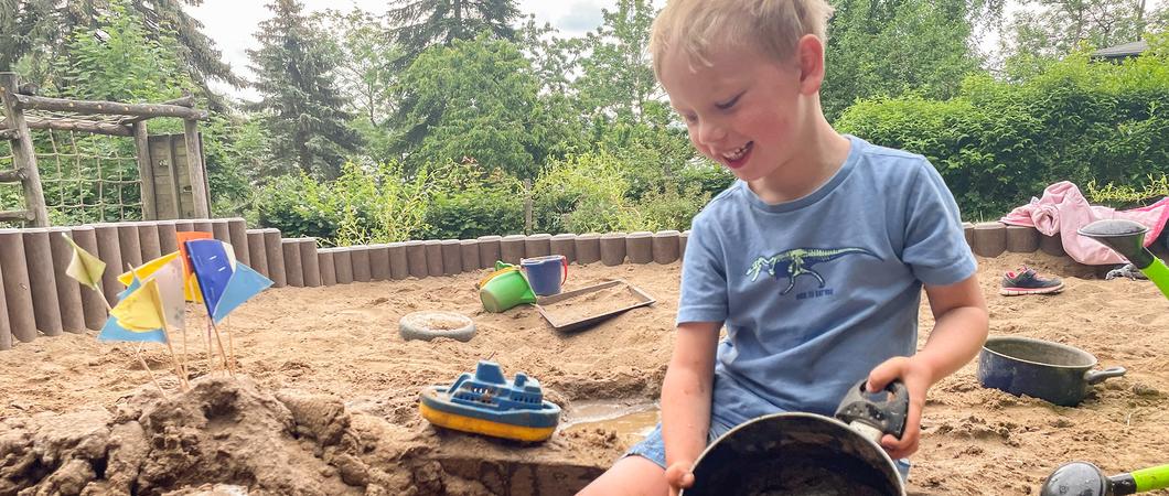 Louis steckt schon mittendrin im Matsch, während Matteo und Ella noch im Sand buddeln und die Kuhle für die Modderparty in der „Naturkita“ erst vorbereiten.