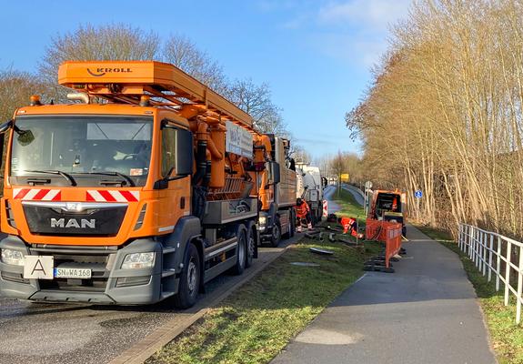 Niederschläge, die von Straßen und beispielsweise Parkflächen kommen, werden in speziellen Anlagen vor dem Ablauf ins Gewässer behandelt