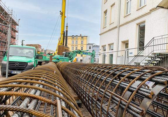 Seit knapp einem dreiviertel Jahr rollt kein Pkw mehr über die Wallstraßenbrücke. Auf dem abgesperrten Gelände gehören Baumaschinen zum Alltagsbild. Lkw, die Kies heranfahren, Bagger, die Baugruben herstellen und schwere Bohrgeräte, die sich in den Boden