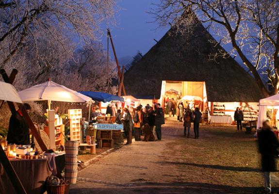 Zwischen Bauernkaten, Scheune und Alter Dorfschule erstrahlt am vierten Adventswochenende wieder der Mueßer Weihnachtsmarkt. Auf dem weitläufigen Gelände des Freilichtmuseums herrscht gemütliches und familiäres Treiben und es gibt viel zu entdecken.