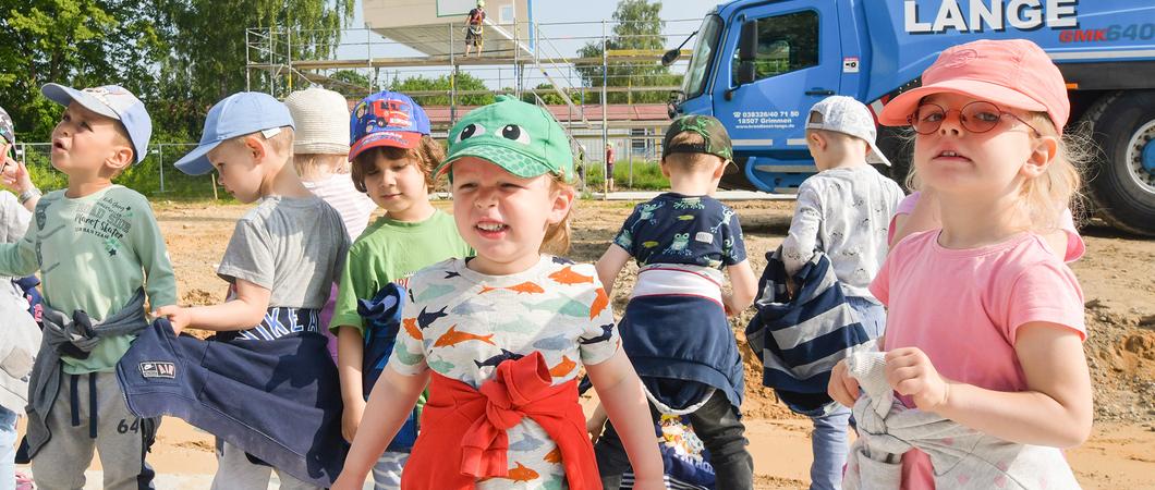 Viele Kinder kamen zur kleinen Feier, die auch liebevoll „Jungfernflug“ oder „Modulfest“ genannt wurde. Dabei testeten sie schon einmal, wie sich ein Baustellenhelm anfühlt.