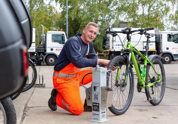 Wer kennt das nicht? Auf dem Weg zum Einkauf verliert der hintere Reifen am Fahrrad plötzlich seinen Druck und die Luftpumpe liegt natürlich im Keller.