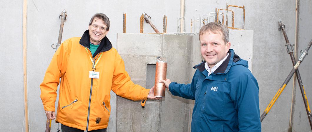 Volker Tremel und Oberbürgermeister Rico Badenschier legen den Grundstein