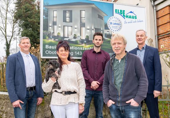 Das eingespielte Team im Bauinformationszentrum in Schwerin (v.l.): Mike Haupert Kerstin Rössler mit Hündin Bea, Kevin Schulz, Stefan Rüchel und Norbert Schulz