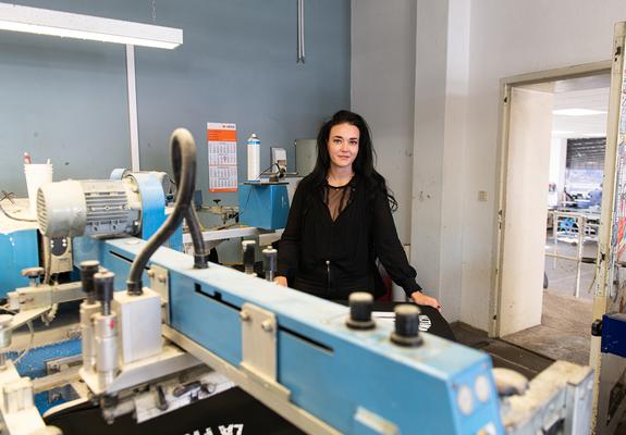 Am Siebdruckkarussell werden bei der Werbeunion Textilien hochwertig bedruckt. Stefanie Gutte hat die Produktion dabei im Blick, Foto: maxpress