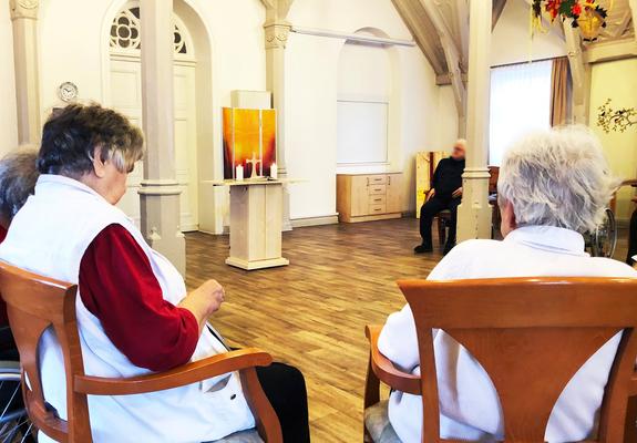 Menschen in der Stadt und auf dem Land feiern Gottesdienste in vertrauter Weise in Kirchen. Glocken läuten, die Orgel erklingt, bunte Fenster erzählen mit ihren Bildern biblische Geschichten – der ganze Raum predigt.