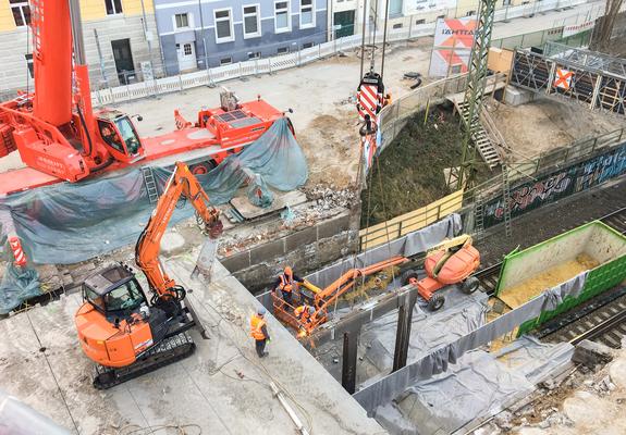 Das ganze letzte Märzwochenende war für das Entfernen des Brückenüberbaus und der Mittelstützenreihe der Brücke in der Wallstraße geplant.