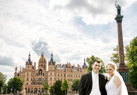 Paare, die zu Eheleuten werden wollen, haben in Schwerin eine große Auswahl an Locations für die Hochzeit – zu Wasser und an Land