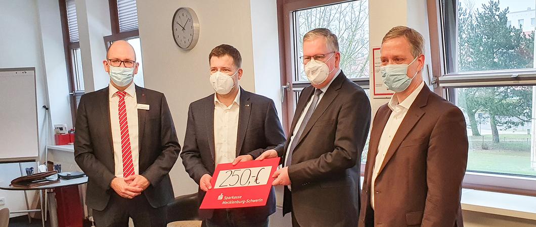 Am 3. März 1997 öffneten sich erstmals die Türen der neuen Sparkassen-Filiale in Neu Zippendorf. 20 Jahre später gab es wieder Grund zum Feiern – die Filiale erstrahlte nach Umbau in neuem Glanz.