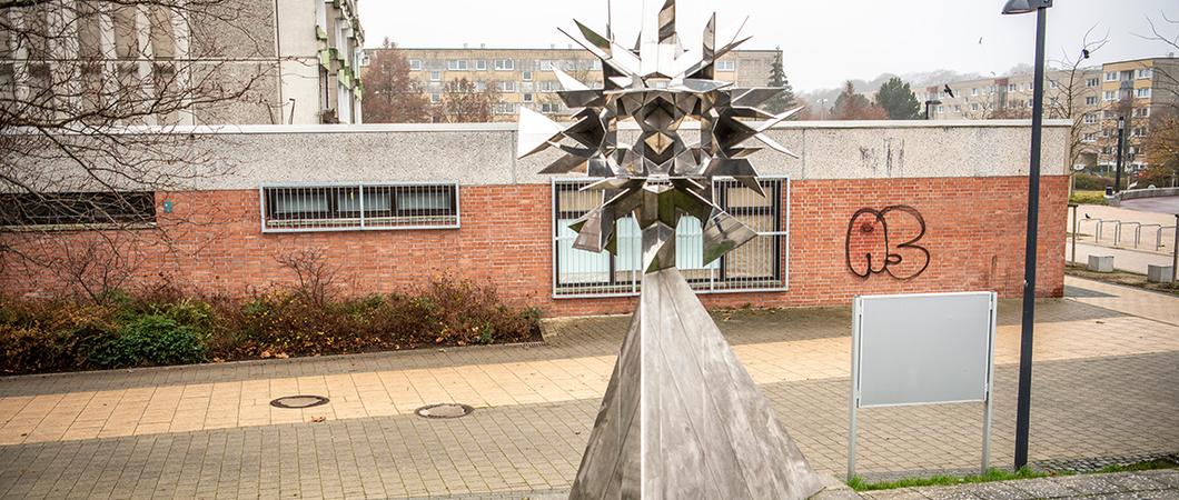 Skulptur-Denkmal-Eiskristall Grosser-Dreesch-Schwerin c maxpress haupt