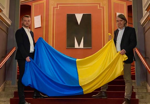 Lennart Hantke und Hans-Georg Wegner vom Mecklenburgischen Staatstheater starten den Spendenaufruf für die Ukraine