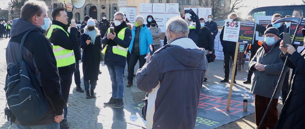 Rund 200 Demonstranten, meist aus Schweriner Geschäften oder Restaurants zeigten vor der Sitzung des Landtages ihren Unmut über das Pandemie-Management der Landesregierung.