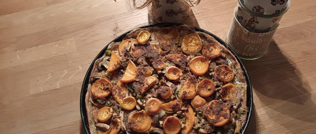 Eine herzhafter Kuchen mit Champignons, Süßkartoffeln und rauchiger Tofu-Note