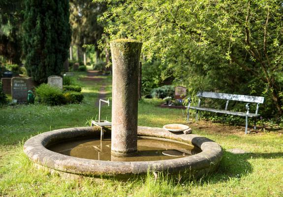 Es wird kälter, der Eigenbetrieb SDS ist gut auf die beginnende Winterdienstsaison vorbereitet und so ist es auch auf den kommunalen Friedhöfen wieder an der Zeit, die öffentliche Wasserversorgung für die nächsten Monate abzustellen.