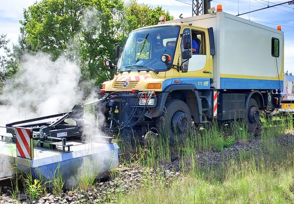 Wasserdampf statt Chemie – mit einem speziell angefertigen Baukastensystem geht es Wildwuchs im Gleisbett an den Kragen, Foto: NVS