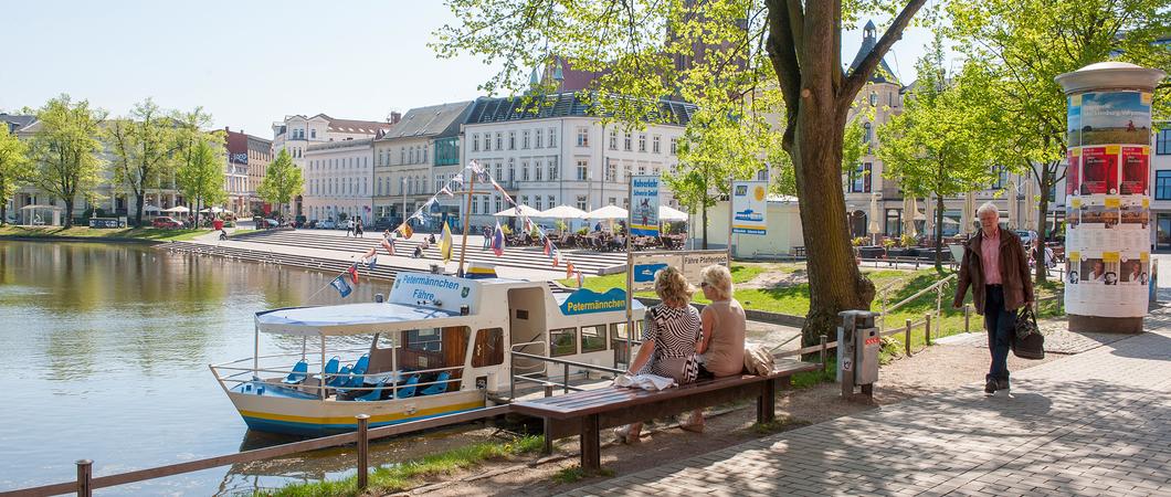 Ein Wahrzeichen der Landeshauptstadt erwacht bald aus dem wohlverdienten Winterschlaf: Ab dem 1. Mai startet die Pfaffenteichfähre wieder zu Törns auf der „Schweriner Binnenalster“.