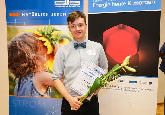 Henning Rüß von der Hochschule Wismar mit der Urkunde für seine Arbeit