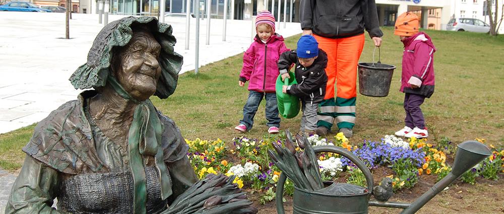 Auch Blumenfrau Bertha Klingberg „bekommt“ einen Frühlingsgruß