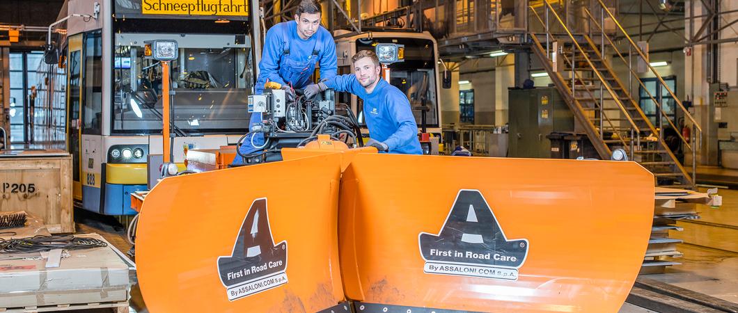 Enrico Voss und Maik Schwabe aus der NVS-Werkstatt inspizieren den großen Schneepflug und weitere Gerätschaften für den Einsatz bei Eis und Schnee