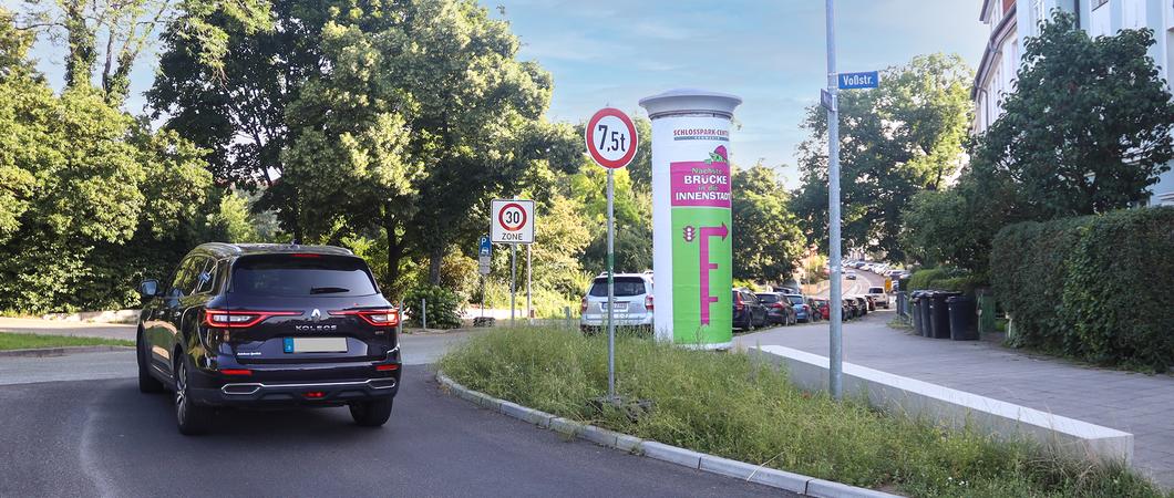 Seit dem 6. Juli geht es für die  Autofahrer über die Ausweichstraßen und die Fußgänger über die Brücke im  Lobedanzgang zu den Geschäften der  Innenstadt und zum  Schlosspark-Center.