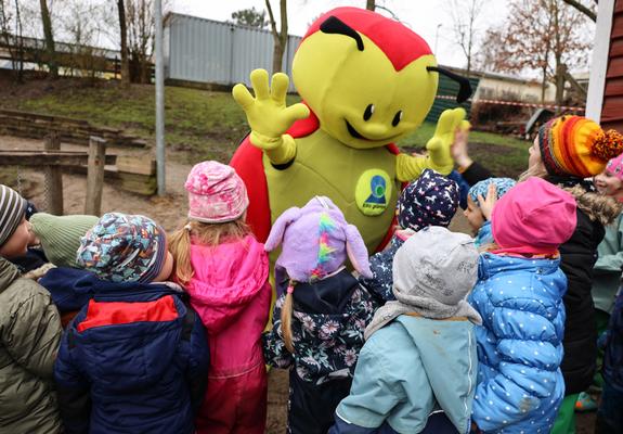 Maskottchen Fiete ist ein Marienkäfer und bei den Kindern schnell beliebt geworden, Foto: maxpress