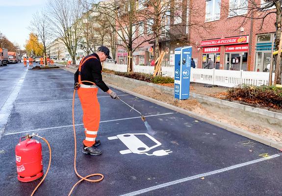 Sie zeigen den Fahrbahnverlauf an, weisen auf Radschutzstreifen, Tempo- 30-Zonen oder auf besondere Parkflächen hin: Fahrbahnmarkierungen gehören zum Alltag und werden oft achtlos überfahren oder übergangen