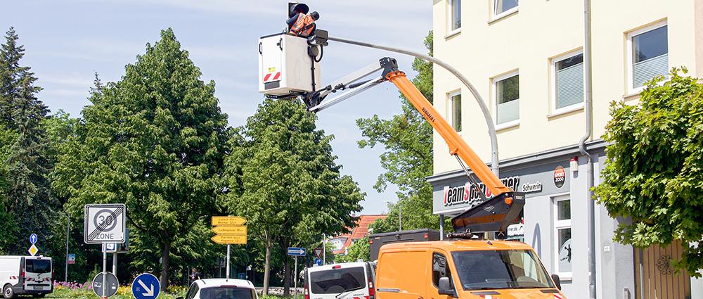 Baubeginn wird der 6. Juli sein. Ab dem Tag, an dem die Brücke für den Autoverkehr gesperrt wird, werden auch die Ausweichstraßen zu den Geschäften der Innenstadt und zum Schlosspark-Center freigegeben.