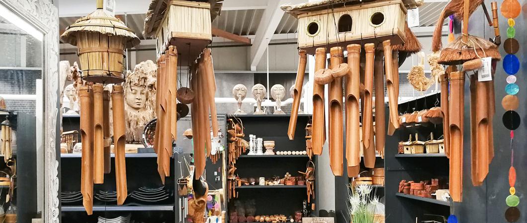 Auf 1.900 Quadratmetern gibt es bei fischer‘s Lagerhaus ausgefallene Möbelstücke und Wohnaccessoires zu entdecken. Die Suche nach Kerzenständern, Schreibtischlampen, Ledergürteln oder einem massiven Schrank wird dabei zu einem echten Abenteuer.