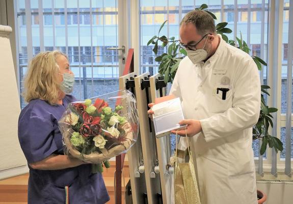 Der Chefarzt überreicht Abschiedsgeschenke, Foto: Helios