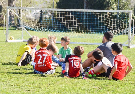 Staatliche Einrichtungen wie Schulen und Kindergärten integrieren Gewaltprävention per Gesetz längst in ihre alltägliche Arbeit. In ehrenamtlichen Bereichen wie Sportvereinen, Kinder- oder Jugendgruppen hingegen ist das Thema bisher wenig verankert.