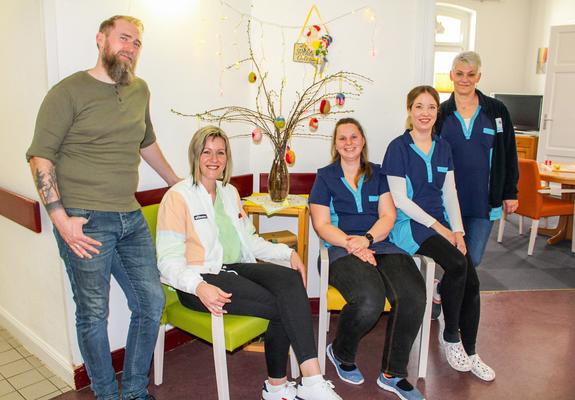 Katharina Kokles (2.v.l.), Leiterin der Tagespflege im Wittrock-Haus, freut sich auf den Tag der Pflege am 12. Mai, Foto: Netzwerk für Menschen