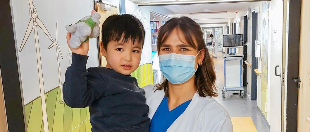 Abas und Assistenzärztin Eileen Vollmer freuen sich über die erfolgreiche Operation, Foto: Helios