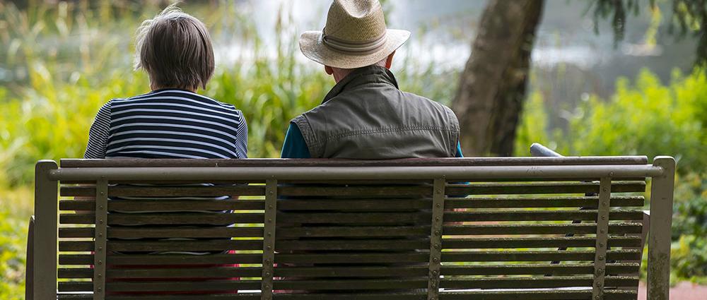 Begleitung beim Spaziergang hilft Pflegebedürftigen im Alltag