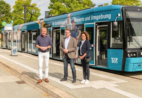 V.l.: NVS-Geschäftsführer Wilfried Eisenberg, STOLLE-Geschäftsführer Detlef Möller und Nicole van Wijngaarden, STOLLE Teamleitung für die Filialen, kurz vor der Jungfernfahrt mit der neuen Straßenbahn des Sanitätshauses