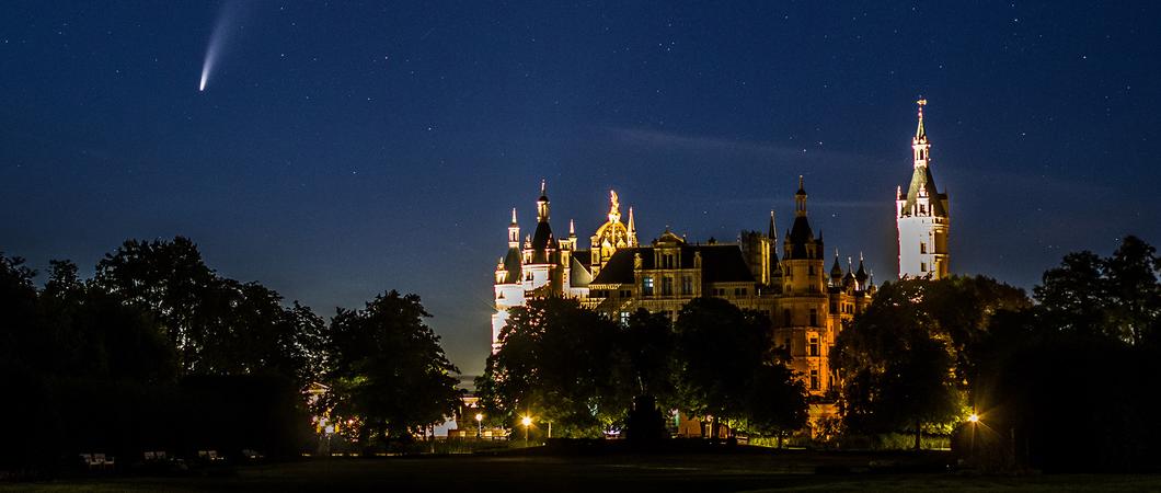 Der Komet „Neowise“ flog im Juli 2020 am Schloss vorbei – mit bloßem Auge sichtbar. Erst im März zuvor war er per Weltraumteleskop entdeckt worden, Foto: B. Moldenhauer