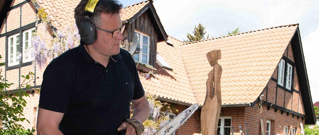 Er ist in Schwerin geboren und hat hier lange gelebt. Heute wohnt er im Umland mit eigenem Haus und einem Garten, der im Sommer mit schönen und farbenfrohen Blumen einladend blüht.