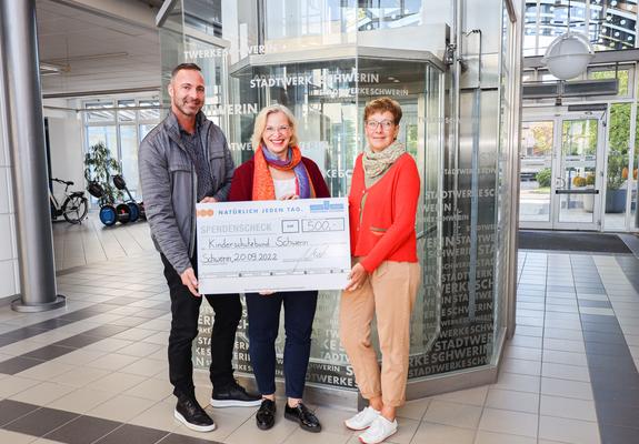 Einen Scheck in Höhe von 500 Euro haben die Stadtwerke Schwerin und B+F-Catering heute an Dörthe Graner-Helmecke, Vorsitzende des Vereins Der Kinderschutzbund Kreisverband Schwerin e.V., übergeben.