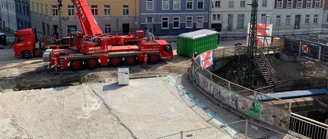 Feldstadt • Durch den Abriss der maroden Brücke an der Wallstraße muss der Bahnverkehr in Schwerin von heute Abend 18 Uhr bis Montag früh eingestellt werden.