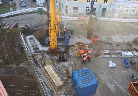 Die bestehende Vollsperrung der Reiferbahn/Eisenbahnstraße im Zusammenhang mit den Bauarbeiten an der Brücke Wallstraße bleibt bis zum geplanten Bauende am 30. April 2023 bestehen.