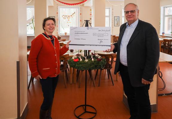 Claudia Baude, Geschäftsführerin der AWO SANO gGmbH (l.) und Axel Mielke, Geschäftsführer der AWO Soziale Dienste Westmecklenburg gGmbh mit dem Spendenscheck für die Schweriner Kindertafel, Foto: maxpress/Steffen Holz